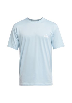 T-shirt à manches courtes bleu clair avec un petit logo blanc représentant une vague et une montagne sur le côté gauche de la poitrine.