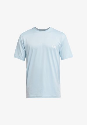 T-shirt à manches courtes bleu clair avec un petit logo blanc représentant une vague et une montagne sur le côté gauche de la poitrine.