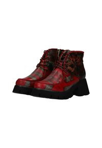 Botas tobilleras de cuero rojo con un patrón floral texturizado, con tacones anchos negros, punta redonda y un diseño de cordones con cremalleras laterales.