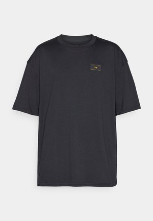 Schwarzes T-Shirt mit kurzen Ärmeln aus glattem Stoff, das ein kleines gelbes Logo-Patch auf der Brust aufweist. Das Design ist lässig geschnitten mit einem Rundhalsausschnitt.