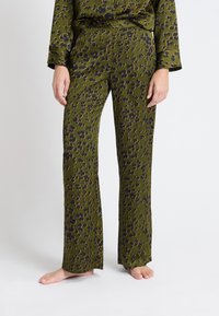 Groene pyjama set met een zwart en bruin bloemenpatroon. Heeft lange mouwen en rechte broekspijpen. Zacht materiaal met een gladde textuur.