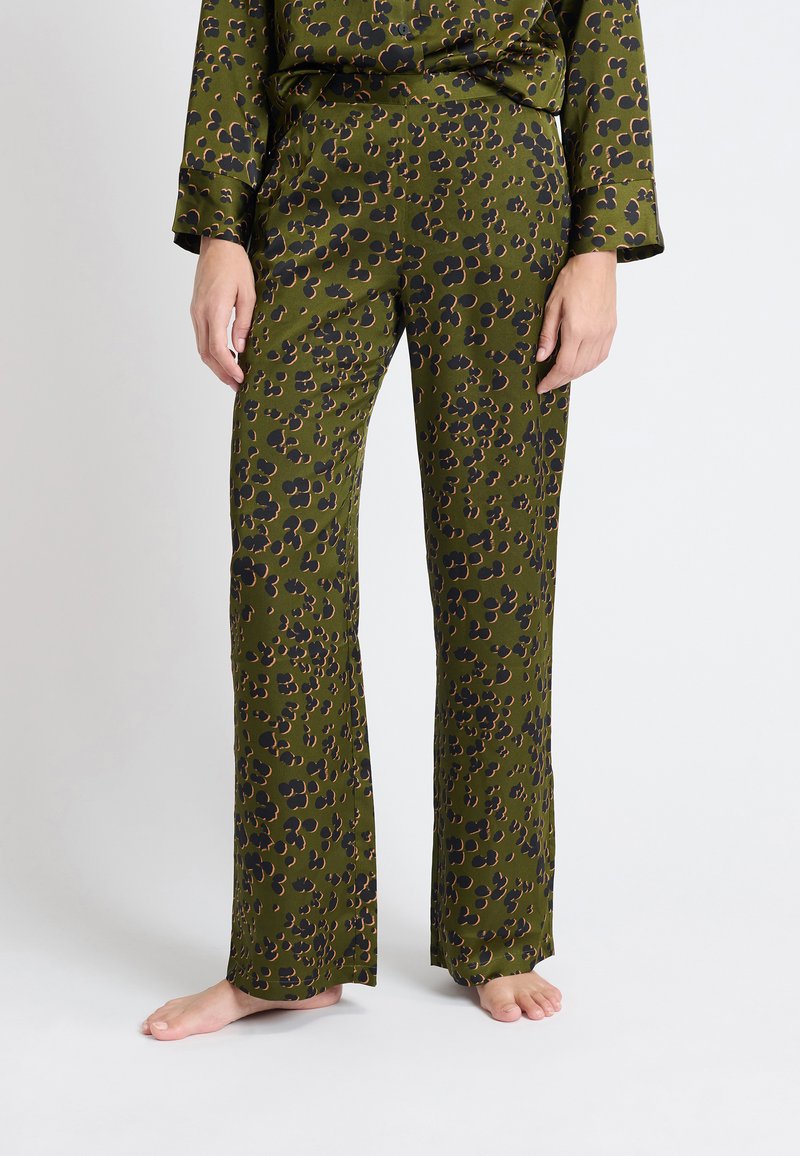 Groene pyjama set met een zwart en bruin bloemenpatroon. Heeft lange mouwen en rechte broekspijpen. Zacht materiaal met een gladde textuur.