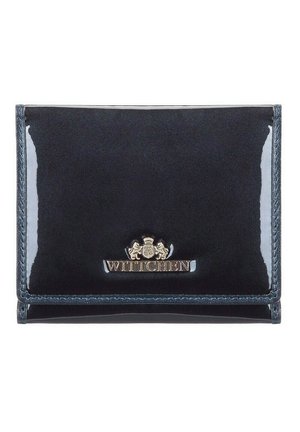 Cartera de charol negro con acabado brillante, que presenta un logo en tono dorado y costuras detalladas a lo largo de los bordes. Forma rectangular y compacta.