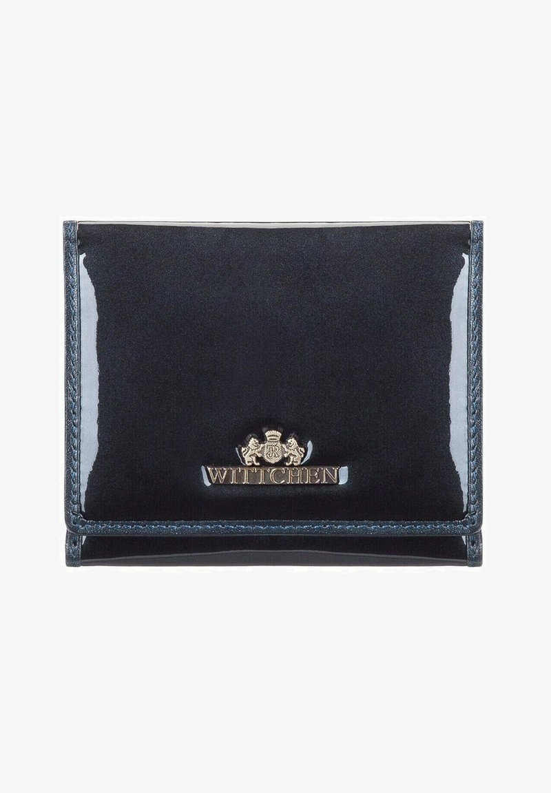 Cartera de charol negro con acabado brillante, que presenta un logo en tono dorado y costuras detalladas a lo largo de los bordes. Forma rectangular y compacta.