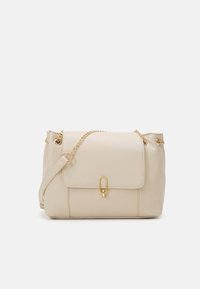 Beige Lederhandtasche mit Klappe vorne, goldfarbenen Beschlägen und abnehmbarem Kettenriemen. Glatte Textur und minimalistisches Design.