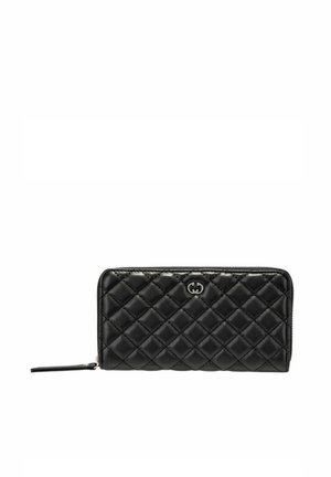 Portefeuille en cuir noir avec un motif matelassé, doté d'une fermeture éclair et d'un logo métallique bien en vue à l'avant. Conception compacte et rectangulaire.