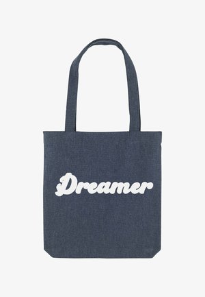 Donkerblauwe denim totebag met lange hengsels en witte cursieve tekst "Dreamer" gecentreerd op de voorkant.