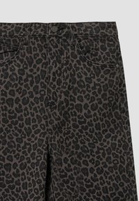 Zwarte spijkerbroeken van denim met een luipaardprint. Kenmerken zijn onder andere vijf zakken, een sluiting met een knoop aan de voorkant en subtiele stikdetails.