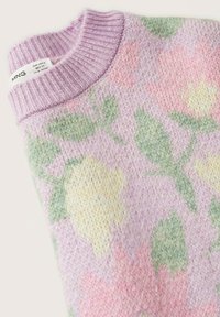 Pull en maille aux couleurs pastel ; principalement lavande avec des motifs floraux en rose et vert. Dispose d'un col côtelé lavande avec une étiquette.