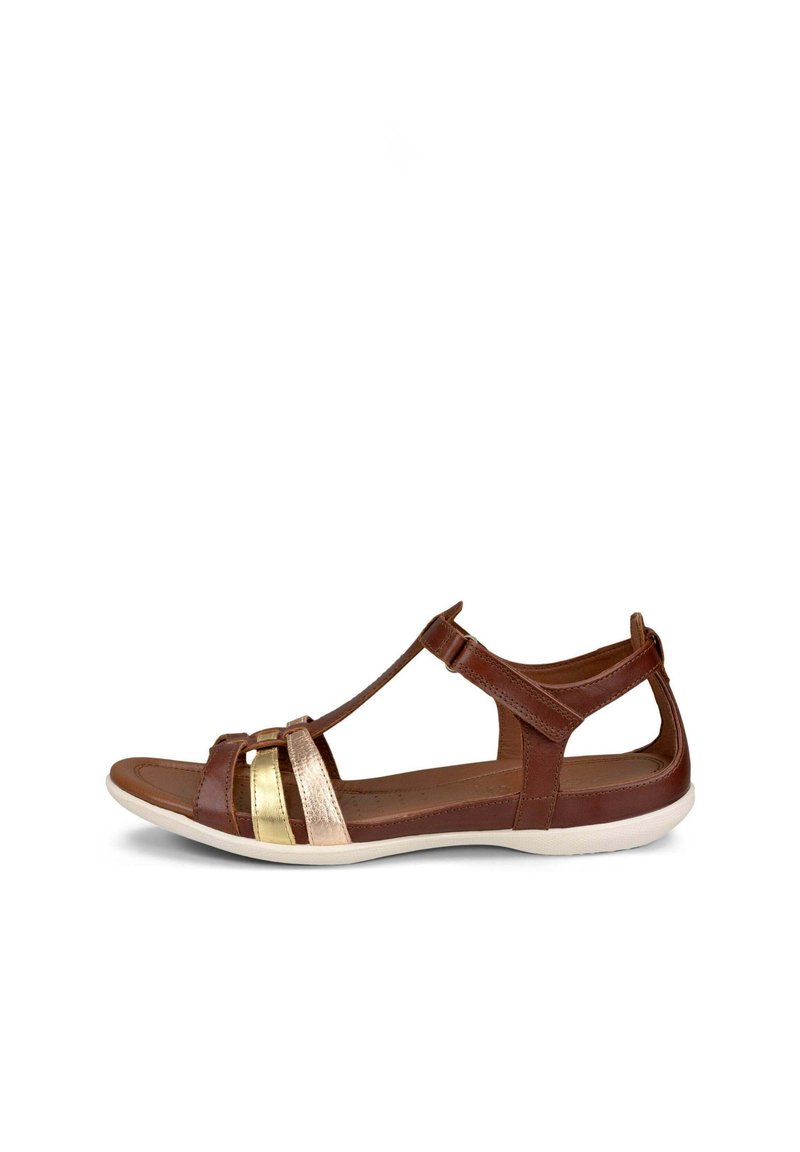 Braune Leder Sandale mit goldenen und roségoldenen Akzenten. Offenes Design mit T-Riemen und flacher weißer Sohle. Verfügt über Kreuzriemen und Aussparungen.
