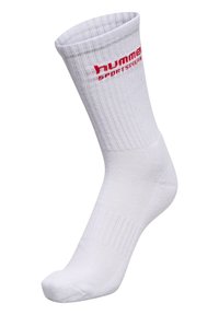 Biała skarpetka sportowa o prążkowanej fakturze, z czerwonym logo "hummel" z boku. Skarpetka ma klasyczną wysokość do kostki i bezszwowy palec.