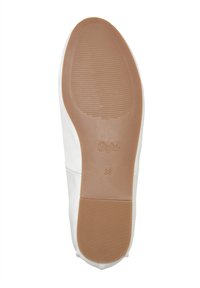 Semelle de chaussure plate blanche avec semelle en caoutchouc marron, logo de la marque Buffalo et taille 38 embossée sur la semelle.