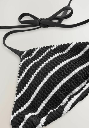 Juodai baltas bikini viršus su juostelėmis, turintis raukšlėtą tekstūrą, reguliuojamas juodas raištis ir trikampio forma.