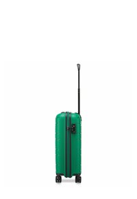Maleta dura verde con un diseño de franjas verticales, cremallera y herrajes negros, asa retráctil y cuatro ruedas para mayor movilidad.