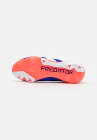 Scarpino da football con tomaia blu, strisce bianche e suola arancione testurizzata con il logo predominante 'PREDATOR' in nero.
