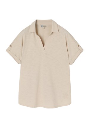 Polo t-shirt beige a maniche corte con scollo a V e risvolti, caratterizzato da un piccolo dettaglio del logo nella parte frontale inferiore. Tessuto morbido e texture.