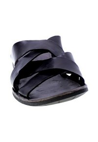 Sandalo di pelle nera con cinturini incrociati, punta aperta e suola piatta. La soletta testurizzata e il design minimalista migliorano il comfort.