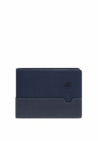 Cartera de navy con parte superior de nailon texturizado y parte inferior de cuero liso. Presenta un corte lateral y un discreto detalle del logo. Forma rectangular.
