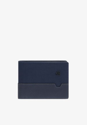 Portafoglio navy con parte superiore in nylon testurizzato e parte inferiore in pelle liscia. Presenta un taglio laterale e un dettaglio logo discreto. Forma rettangolare.