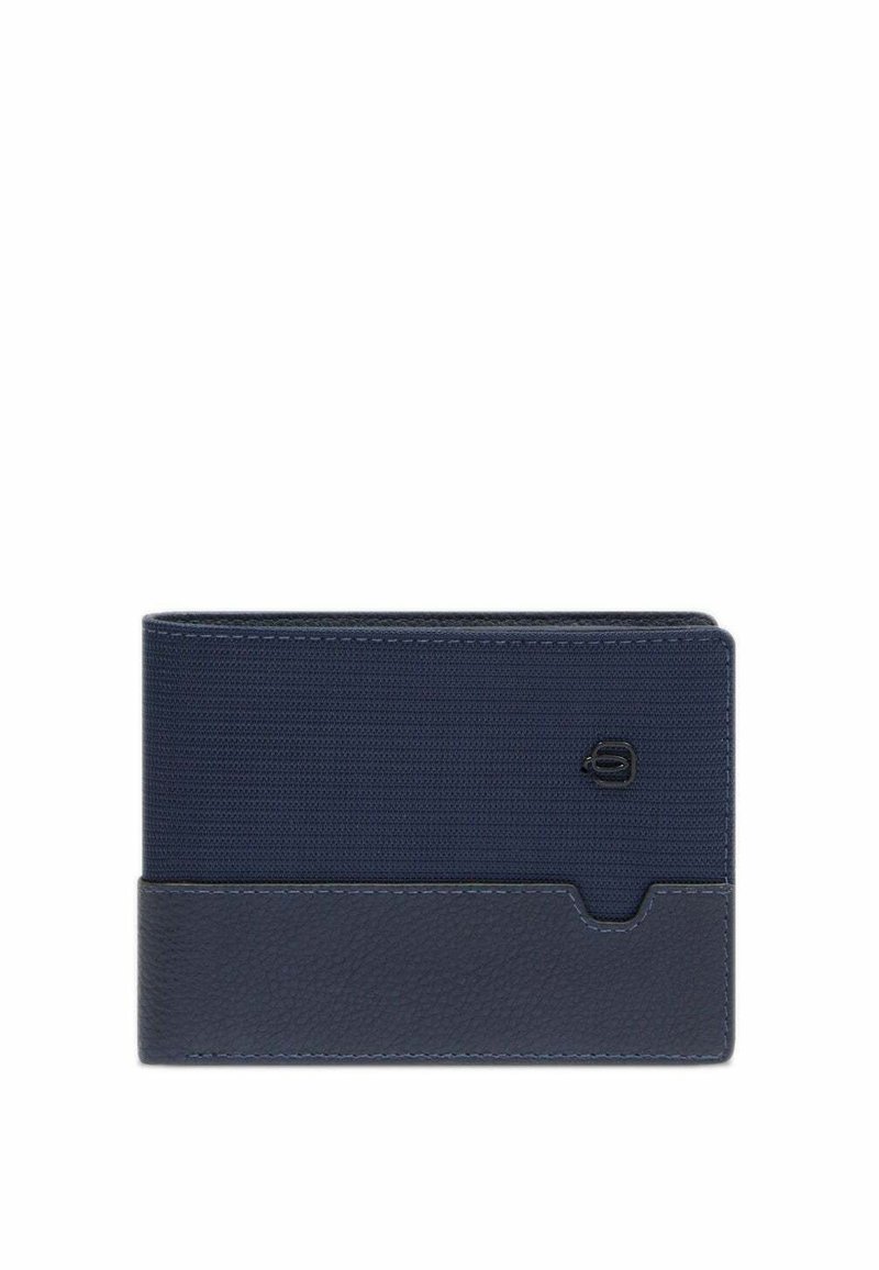 Cartera de navy con parte superior de nailon texturizado y parte inferior de cuero liso. Presenta un corte lateral y un discreto detalle del logo. Forma rectangular.