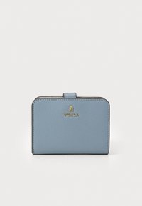 Portafoglio in pelle blu chiaro con una texture liscia, caratterizzato da un logo in rilievo dorato e una forma rettangolare con angoli arrotondati e una piccola chiusura.