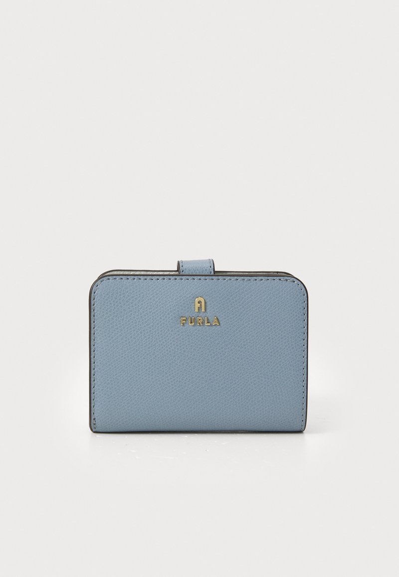 Portafoglio in pelle blu chiaro con una texture liscia, caratterizzato da un logo in rilievo dorato e una forma rettangolare con angoli arrotondati e una piccola chiusura.