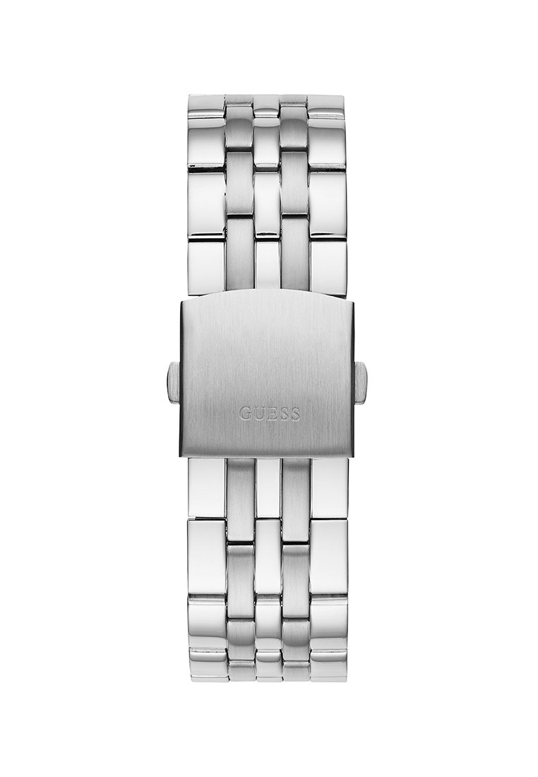 Correa de reloj de acero inoxidable inoxidable plateado con un cierre cepillado grabado con el logo "GUESS", mostrado plano sobre un fondo blanco.
