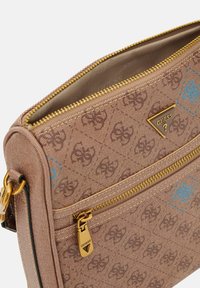 Borsa a tracolla marrone con motivo, dotata di una cerniera dorata, una placca con logo e un accento blu a contrasto. Realizzata in tessuto testurizzato, con doppi scomparti con zip.