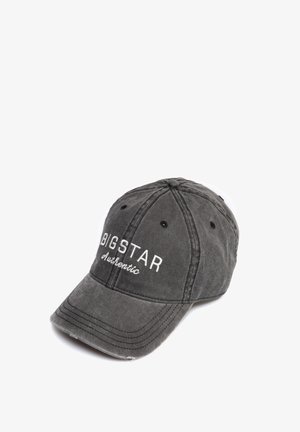 Pelēka kokvilnas beisbola cepure ar izšūtiem baltajiem uzrakstiem "BIGSTAR" un "d'authentic." Ar izliekto malu un regulējamu siksniņu aizmugurē.