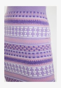 Vybráno, flieder/mehrfarbig