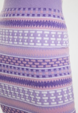 Adīta kleita ar vairākiem horizontāliem svītrainiem lavandas, violetā un rozā krāsā. Raksti ietver šaha, zigzaga un vienkrāsainus joslas.