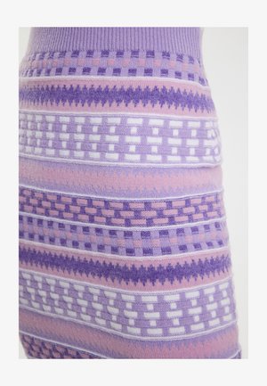 Kootud kleit, millel on mitmed horisontaalsed triibud lavendli-, lilla- ja roosa värvuses. Mustrites on kontrollitud, laineline ja ühevärvilised ribad.