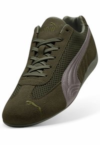 Zapatillas de deporte verde de ante y malla con acentos texturizados, que cuentan con una suela de goma y un logo PUMA morado. Diseño de cordones con cuello acolchado.