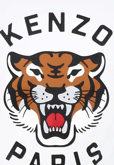 Logo Kenzo Paris présentant une tête de tigre brun féroce avec des accents blancs, des dents acérées et des lettres noires audacieuses. L'arrière-plan est blanc.