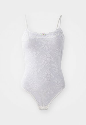 Body bianco in pizzo con spalline sottili, motivo floreale, scollatura ondulata e chiusura a pressione nella parte inferiore. Texture morbida e trasparente.
