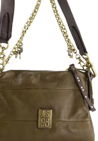 Olijfgroene leren handtas met messing hardware, voorzien van een schouderketting en banddetails. Opvallend logo en textuur oppervlak.