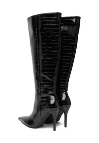 Cizme negre cu toc înalt, până la genunchi, cu vârfuri ascuțite și un finisaj lucios cu textură de crocodil, așezate una lângă alta pe un fundal alb.