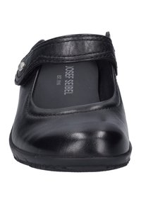 Schwarzer Lederschuh mit runder Zehenspitze, verstellbarem Riemen und strukturierter Oberfläche; verfügt über eine gepolsterte Innensohle und eine flache Gummisohle.