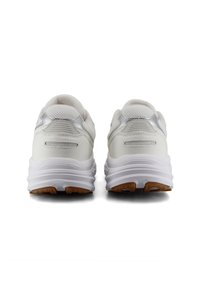 Bagheera DASH - Sneakers - white/sand
