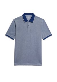 Polo en bleu clair avec un col et des poignets navy, doté d'un tissu texturé, d'une patte de boutonnage à deux boutons et d'un contour blanc contrastant.
