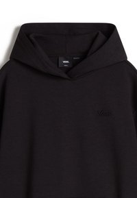 Sudadera con capucha negra, hecha de tela suave, que cuenta con un bolsillo tipo canguro y un logotipo bordado sutil en el pecho.
