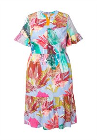 Vestido floral con cuello redondo, mangas cortas con volantes y botones. Hojas coloridas en rosa, verde y azul sobre un fondo azul claro.