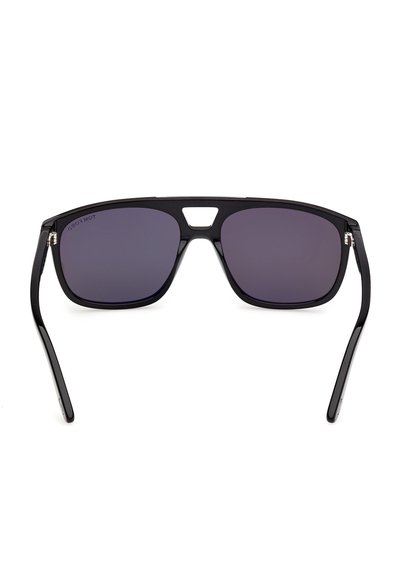 Lunettes de soleil rectangulaires noires avec des verres foncés et une petite découpe triangulaire sur le pont, vues de face.