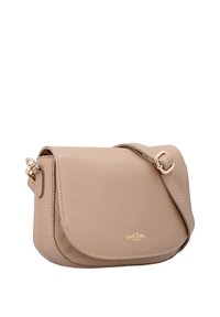 Beige læder crossbody taske med flaplukning, justerbar rem med guldspænde og lille guld logo tekst på frontflappen.
