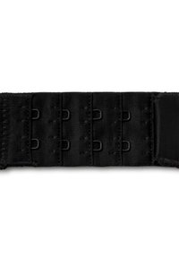 Černý textilní pásek se šesti zesílenými otvory, s hladkým povrchem a pevným šitím. Kovové očko pro nastavení nebo připevnění.