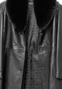 Czarna skórzana kurtka z dużym czarnym futrzanym kołnierzem, z zapięciem na guziki, bocznymi kieszeniami i wzorzystą czarną podszewką.