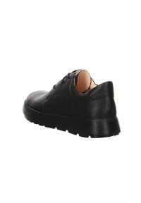 Chaussures noires en cuir avec un bout arrondi, un petit talon et une semelle texturée. Présentent des coutures discrètes et un intérieur lisse.