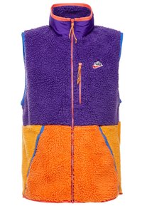Gilet in pile Nike con parte superiore viola, parte inferiore arancione e gialla, zip frontale e colletto alto. Design texturizzato e caldo.