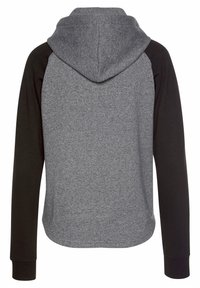 Felicità grigia con maniche raglan nere e cappuccio. Realizzata in tessuto texture con polsini e orlo a coste. Nessuna grafica o decorazioni frontali.