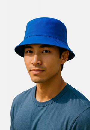 Blauwe emmerhoed gemaakt van een glad, lichtgewicht stof, met een brede, naar beneden gerichte rand. Wordt gedragen door een persoon in een marineblauw T-shirt.